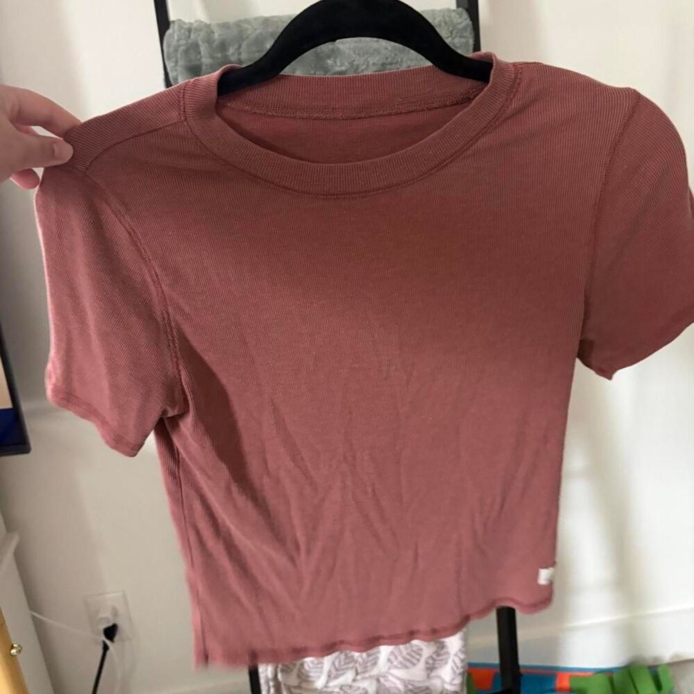 Vuori Women's Pink and Burgundy Crop-top